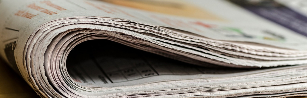 Nahaufnahme einer gefalteten Zeitung